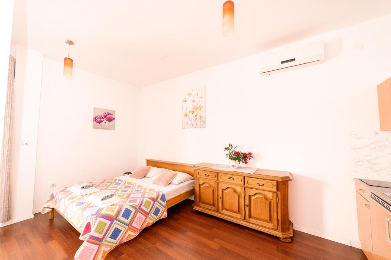 Guesthouse Lastavica Novalja Ngoại thất bức ảnh