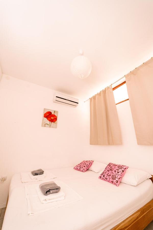 Guesthouse Lastavica Novalja Ngoại thất bức ảnh