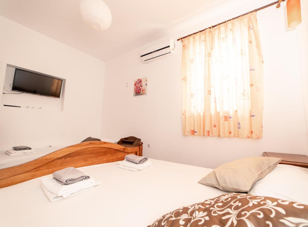 Guesthouse Lastavica Novalja Ngoại thất bức ảnh