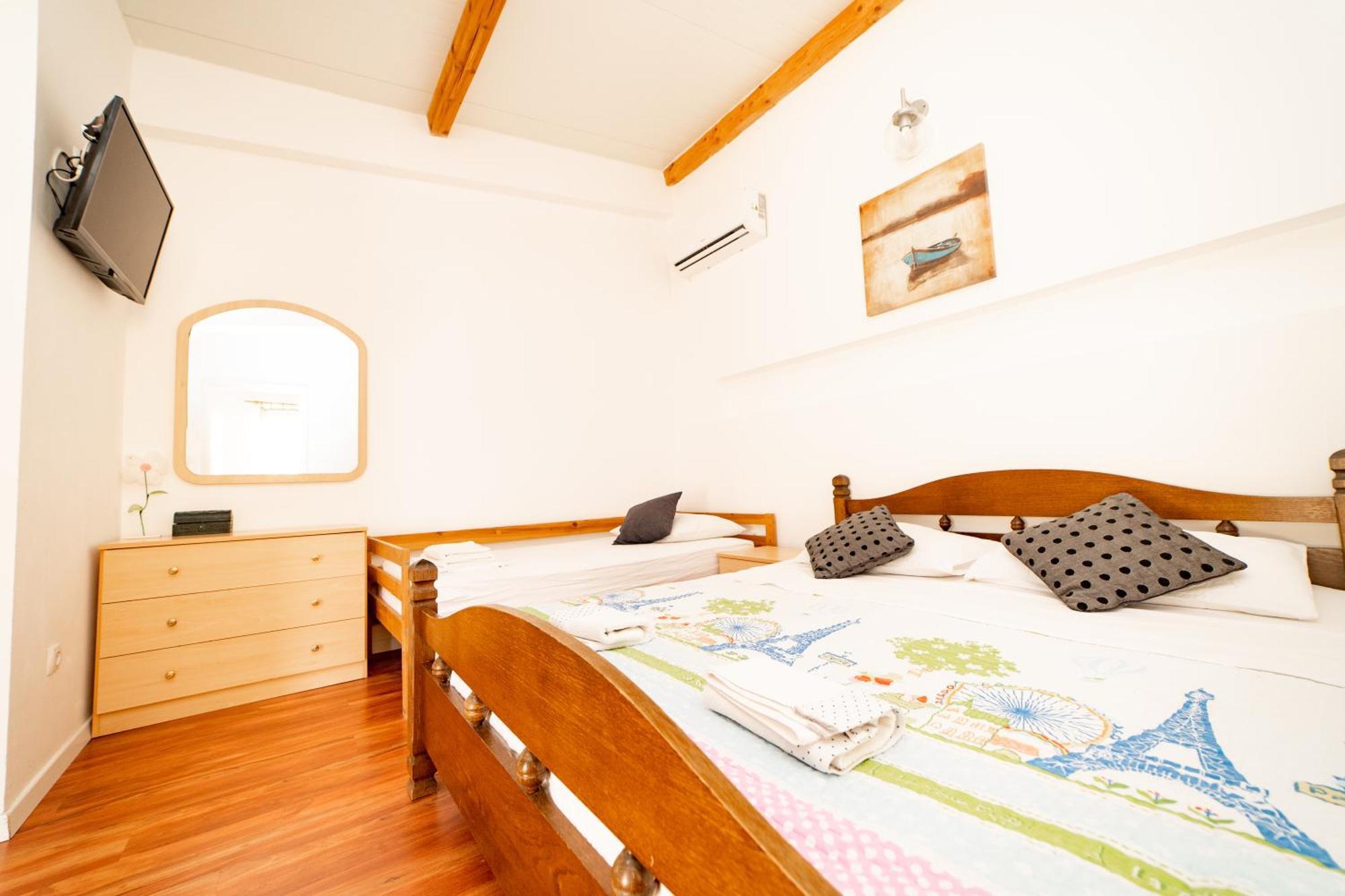 Guesthouse Lastavica Novalja Ngoại thất bức ảnh